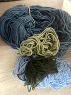 Volle tas met 1,3 kilo strengen wol in blauw en groen tinten, Ophalen of Verzenden, Nieuw, Breien of Haken, Wol of Garen