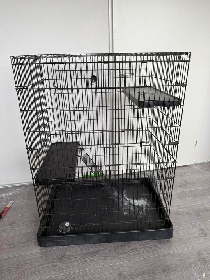 Degelijke grote kooi op onderbak met wieltjes, Dieren en Toebehoren, Knaagdieren en Konijnen | Hokken en Kooien, Gebruikt, Kooi