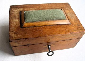 Mooie antieke houten naaidoos met speldenkussen ca 1900 beschikbaar voor biedingen