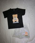 Designer setje maat 110, Moschino, Jongen of Meisje, Nieuw, Ophalen of Verzenden