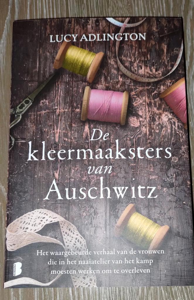 De kleermaaksters van Auschwitz - Lucy Adlington, Boeken, Geschiedenis | Vaderland, Zo goed als nieuw, 20e eeuw of later, Ophalen of Verzenden
