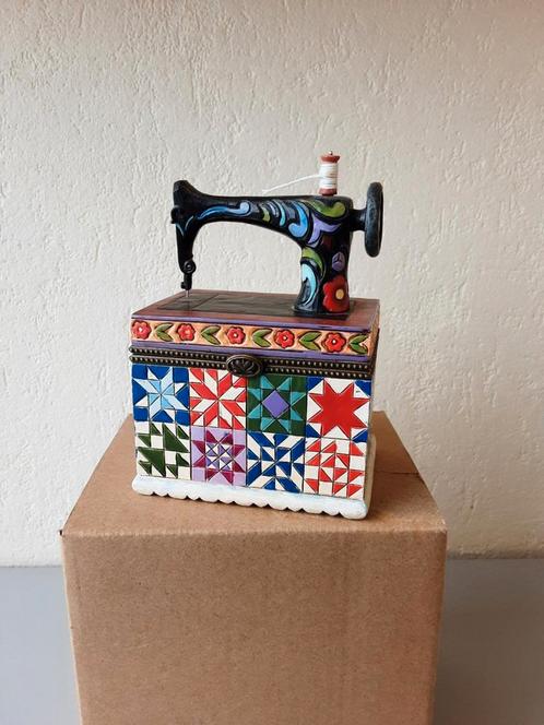 Jim Shore Heartwook Creek sewing machine naaimachine trinket, Verzamelen, Beelden en Beeldjes, Zo goed als nieuw, Overige typen