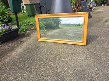 spiegel met blank houten lijst beschikbaar voor biedingen