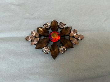 Vintage broche met mooie steentjes beschikbaar voor biedingen