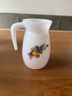 Arcopal Fruit de France melkkan, Huis en Inrichting, Woonaccessoires | Vazen, Wit, Ophalen of Verzenden, Minder dan 50 cm, Glas