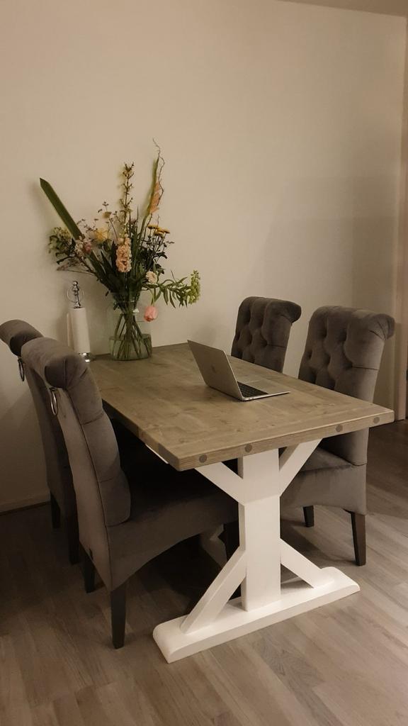 Landelijke eettafel van massief hout + 4 eetstoelen, Huis en Inrichting, Complete eetkamers, Zo goed als nieuw, 4 tot 6 stoelen