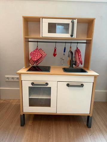 IKEA keukentje met heel veel spulletjes beschikbaar voor biedingen
