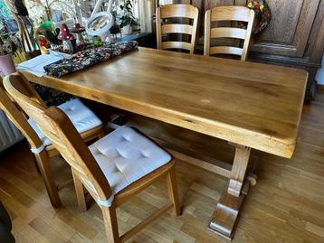 Licht eiken eettafel en 4 stoelen beschikbaar voor biedingen