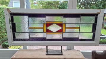Glas in lood raam op standaard.  beschikbaar voor biedingen