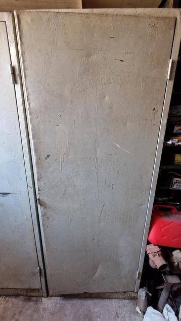 stalen kast retro vintage  beschikbaar voor biedingen