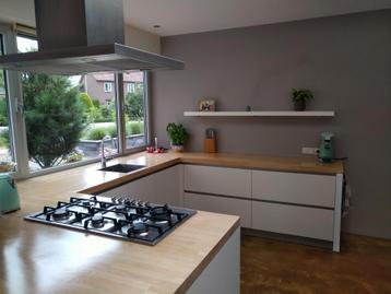Grote keuken met apparatuur  beschikbaar voor biedingen