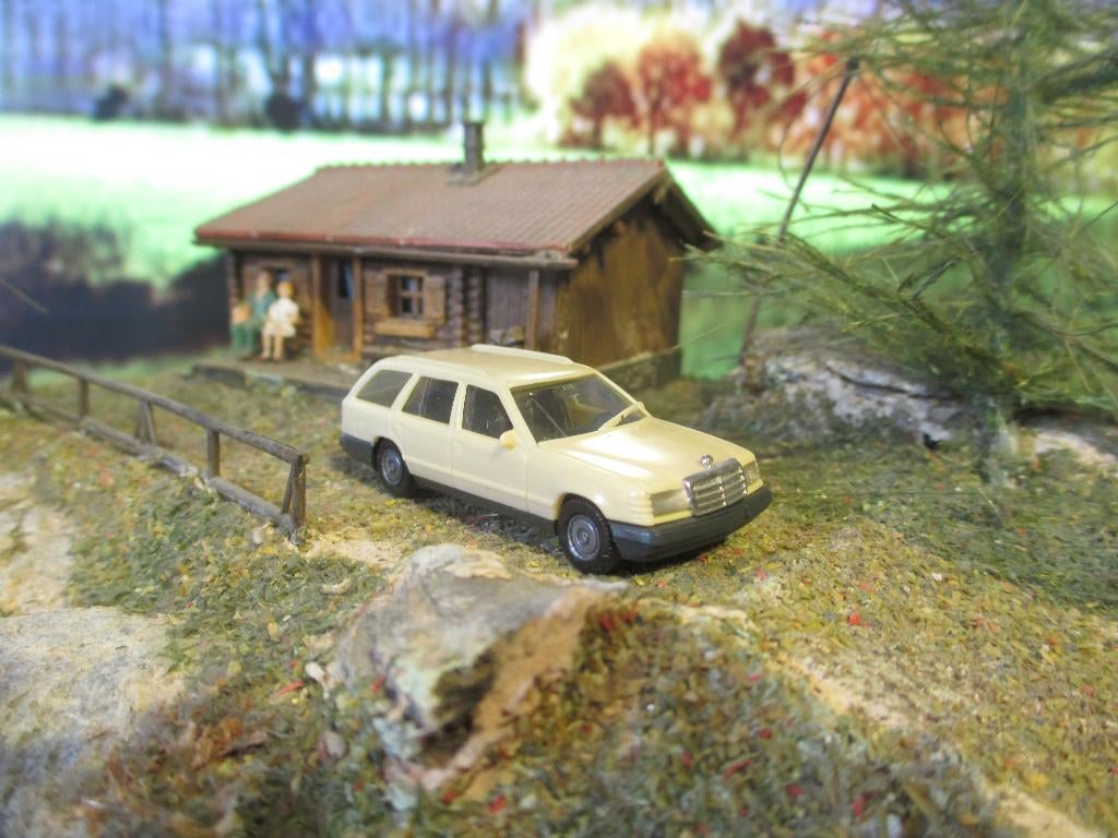 1985-1989 Mercedes Benz S124 Touring - Herpa elfenbein, Hobby en Vrije tijd, Modelauto's | 1:87, Ophalen of Verzenden, Zo goed als nieuw