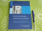Beren op de weg, spinsels in je hoofd - Theo IJzermans, Ophalen of Verzenden, Zo goed als nieuw, Theo IJzermans