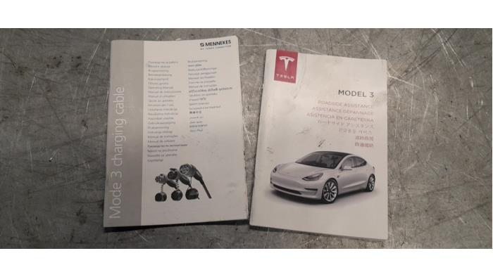 Instructie Boekje van een Tesla Model 3, Gebruikt, -, Overige automerken, -