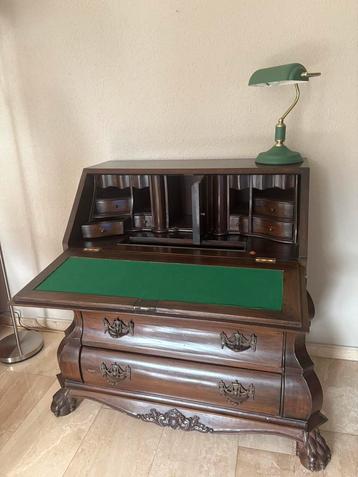 Klassiek houten dressoir beschikbaar voor biedingen