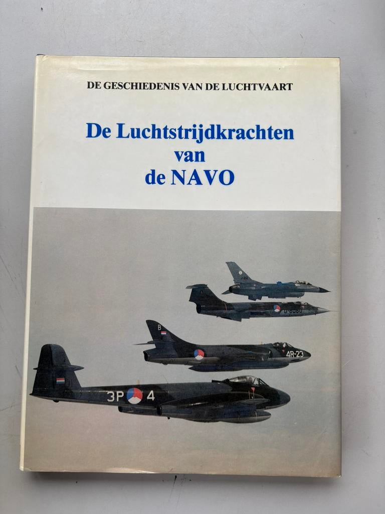 De Luchtstrijdkrachten NAVO,Geschiedenis van de Luchtvaart, Verzamelen, Luchtvaart en Vliegtuigspotten, Verzenden, Zo goed als nieuw