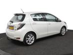 Toyota Yaris 1.5 Full Hybrid Dynamic | Airco | Navigatie | C, Auto's, Gebruikt, Zwart, 4 cilinders, Wit