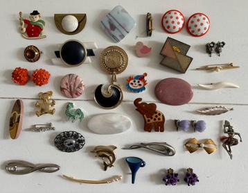 Lot van 35 broches, clips en oorbellen