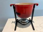 Le Creuset Fondue Set La Mama - Kersenrood, Gietijzer, Ophalen of Verzenden, Zo goed als nieuw, Keramische plaat