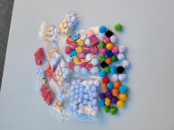 Zak met pom pom balletjes beschikbaar voor biedingen