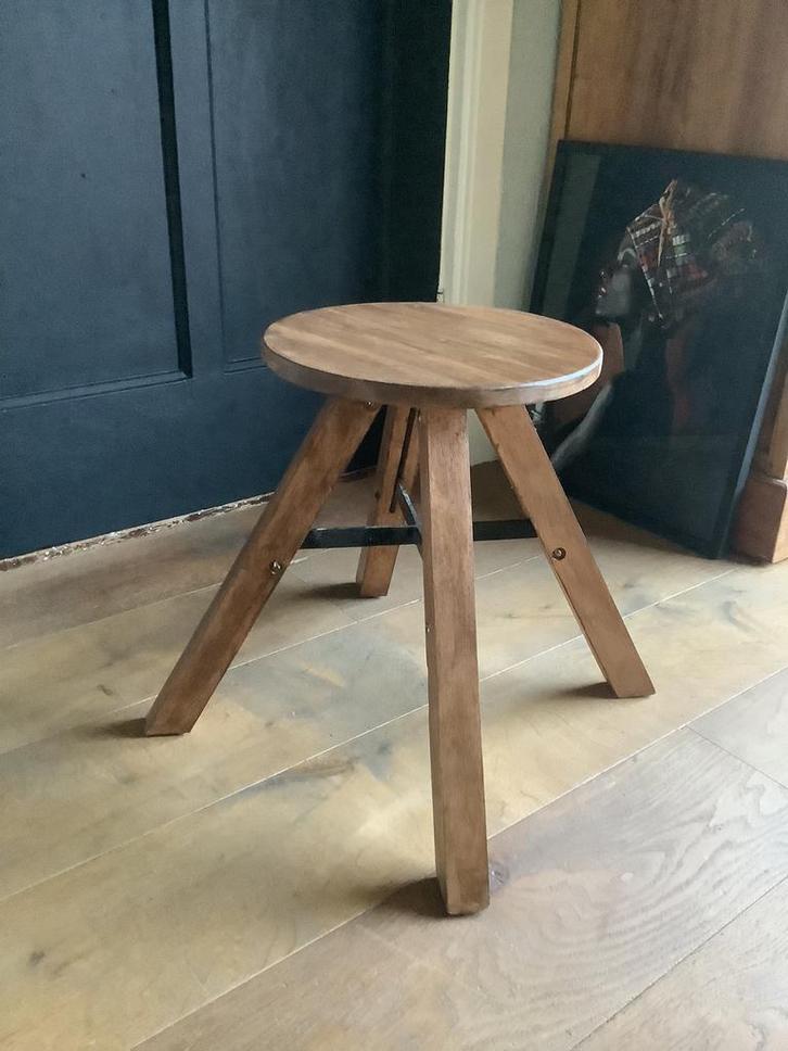 Krukje metaal stoer sober eiken massief 35€, Huis en Inrichting, Krukjes, Zo goed als nieuw, Hout, Ophalen of Verzenden