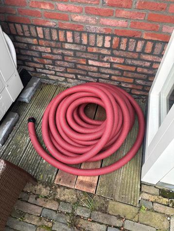 NIEUW Rode mantelbuis – ca. 25 meter – flexibel en stevig beschikbaar voor biedingen