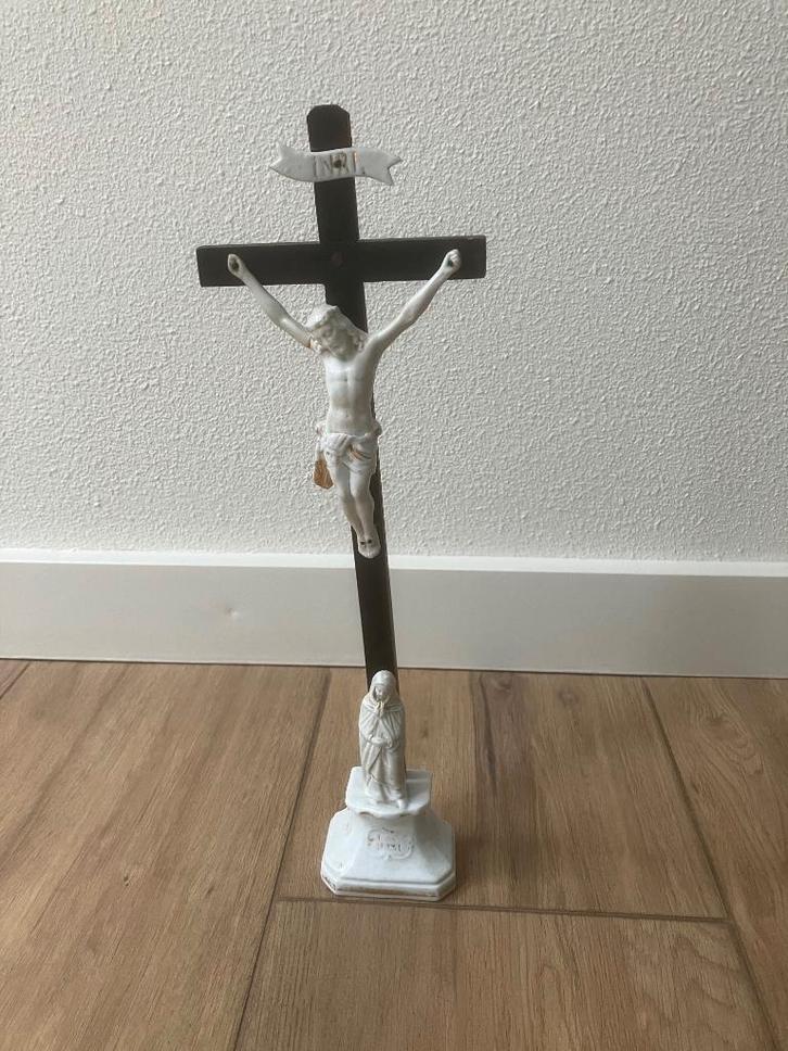 Kruisbeeld hout / porselein in voet (beeld Maria), Antiek en Kunst, Antiek | Religie, Ophalen of Verzenden