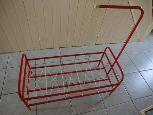 Poppenbedje vintage rood, Kinderen en Baby's, Speelgoed | Poppen, Gebruikt, Babypop, Ophalen