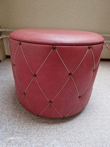 Poef bordeaux rood, 40 cm doorsnede,  33 cm hoog  beschikbaar voor biedingen