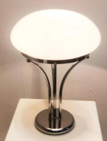 Mooie design chroom tafellamp met een opaal glazen kap. beschikbaar voor biedingen