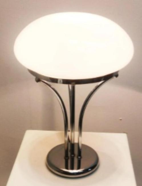 Mooie design chroom tafellamp met een opaal glazen kap., Huis en Inrichting, Lampen | Tafellampen, Zo goed als nieuw, Minder dan 50 cm