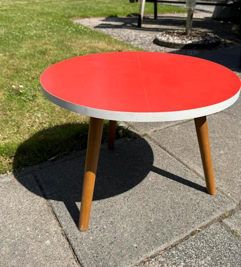 Retro tafeltje: rood en rond, voor binnen of buiten, Huis en Inrichting, Tafels | Statafels, Zo goed als nieuw, Ophalen