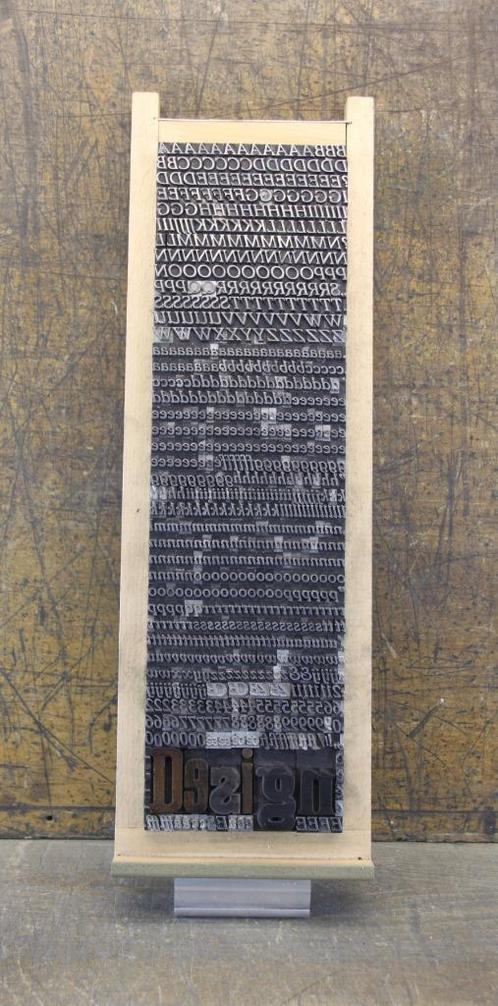 Letterbak met volledig alfabet “Hollandse Mediaeval cursief", Antiek en Kunst, Curiosa en Brocante, Ophalen of Verzenden