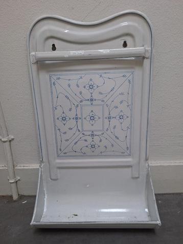 Antiek emaille keuken rek met mooi blauw dekor beschikbaar voor biedingen