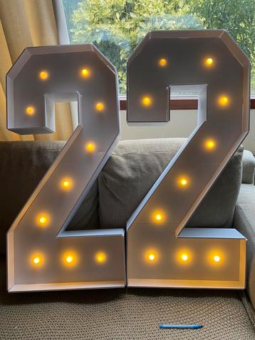 Feestnummer ‘22’ voor verjaardag of huwelijksfeest beschikbaar voor biedingen