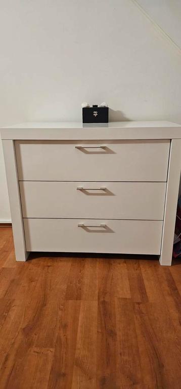 Witte hoogglans commode van Interbaby – 3 ruime lades beschikbaar voor biedingen