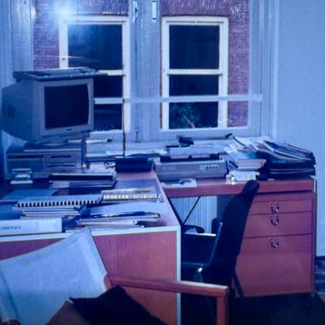 Vintage IKEA L-vormig bureau met ladenblok – licht grenen beschikbaar voor biedingen