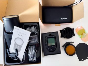 Godox V1 Nikon Flitser + Accessoires - Zo goed als nieuw beschikbaar voor biedingen