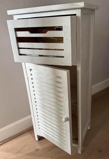 Houten kastje met lade en deur beschikbaar voor biedingen