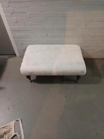 Elegante hocker in uitstekende staat. beschikbaar voor biedingen