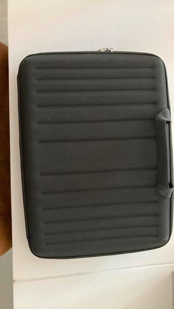 Stevige Case logic laptop tas in nieuwstaat 35x25 cm beschikbaar voor biedingen