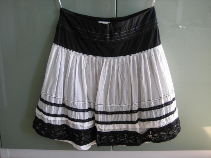 Karen Millen rok maat 36 wit met zwart, Kleding | Dames, Rokken, Gedragen, Maat 36 (S), Zwart, Boven de knie, Ophalen of Verzenden