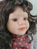 Mooie vintage pop met bruin haar en bloemenjurk, Kinderen en Baby's, Speelgoed | Poppen, Ophalen of Verzenden, Gebruikt, Overige typen