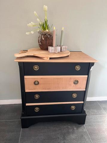 Prachtig gerestyled ladekastje beschikbaar voor biedingen