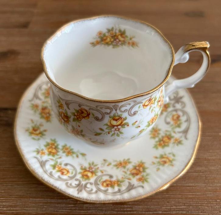 Queens vintage kop & schotel – elegant Engels porselein, Verzamelen, Porselein, Kristal en Bestek, Zo goed als nieuw, Kop en/of schotel