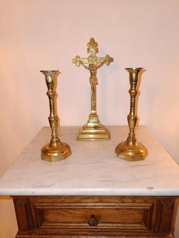 Kruis  / crucifix geflankeerd door 2 messing kandelaars  beschikbaar voor biedingen