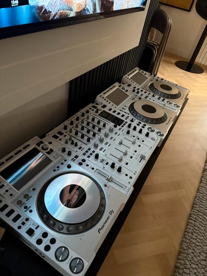 3x cdj 2000 nexus 2 NXS2 + djm 900 NXS2 limited white editie, Muziek en Instrumenten, Dj-sets en Draaitafels, Zo goed als nieuw