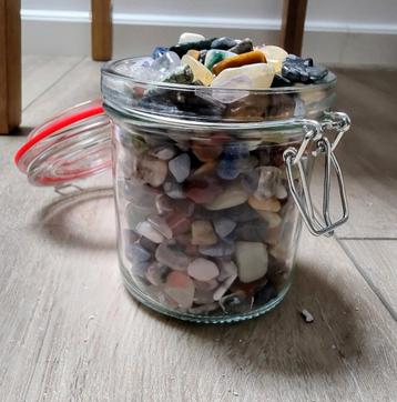 Edelsteentjes in pot beschikbaar voor biedingen