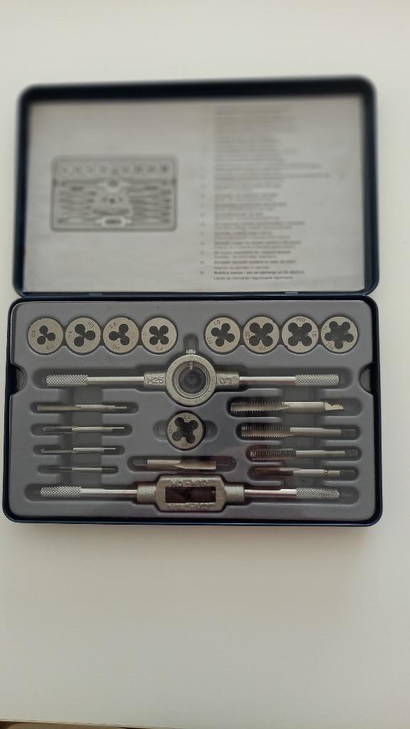 2 x tap en snij set  20 delig en 40 delig., Doe-het-zelf en Verbouw, Gereedschap | Handgereedschap, Gebruikt, Ophalen of Verzenden