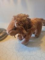 Oude knuffel leeuw met label stro gevuld glazen ogen